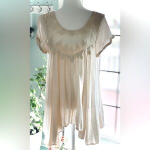 Free People Short Sleeve Flutter Top. Beautiful Appliqué Detail Size: M